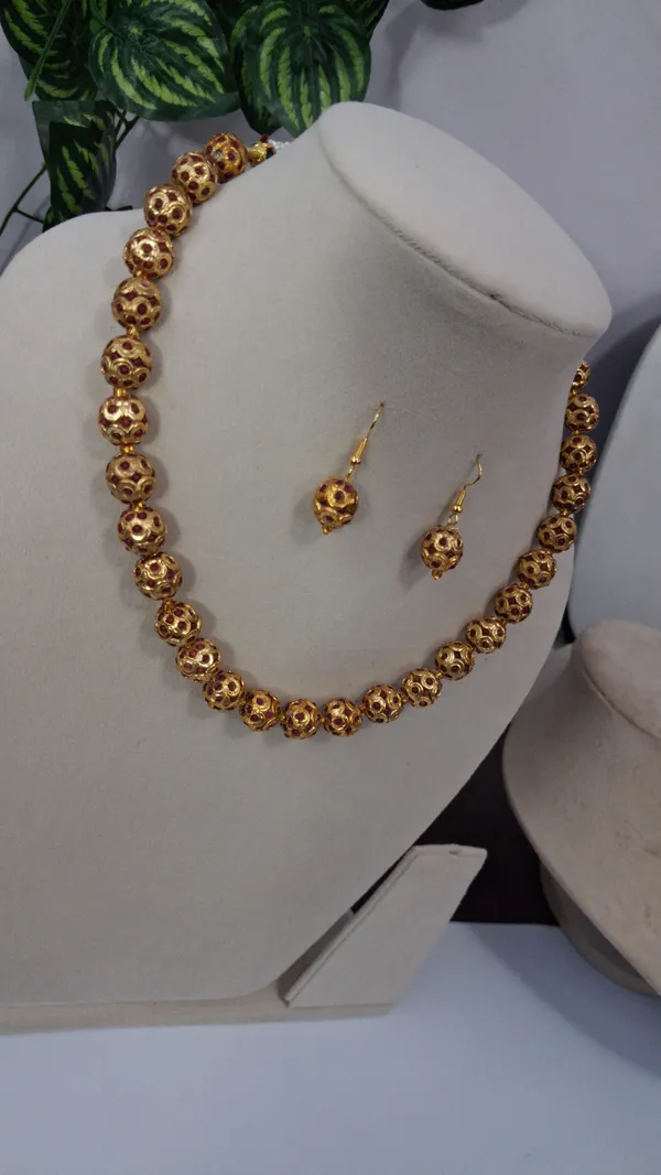 Elegant_Beaded_Statement_Necklace
