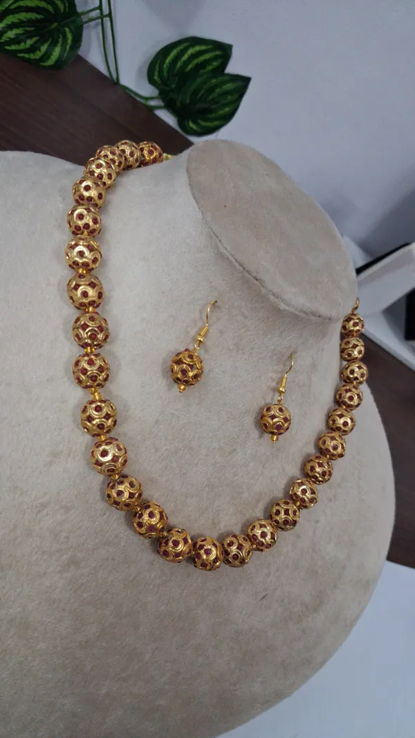 Elegant_Beaded_Statement_Necklace