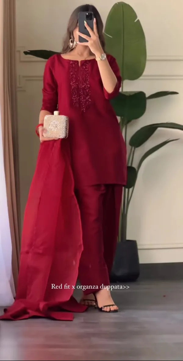 Red_Crepe_Embroidered_Kurta_Set_With_Organza_Dupatta_For_Women