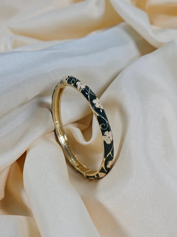 Sara_Luxury_Enamel_Bracelet_Openable_Size_2_2_2_8_Waterproof_Sweat_Proof_Hypoallergenic_Anti_Tarnish