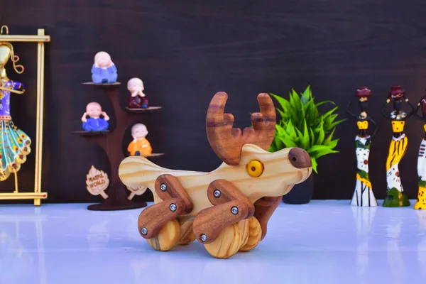 Wooden_Reindeer_Decorative_Showpiece