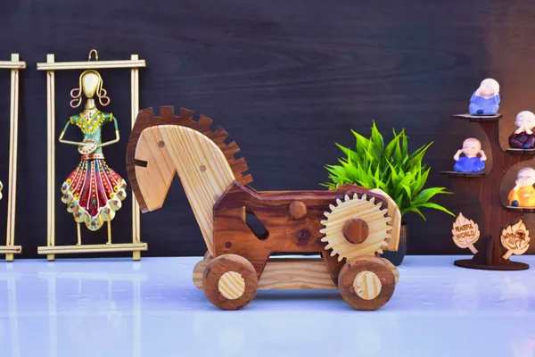 Wooden_Horse_Gear_Toy_With_Movable_Neck