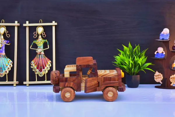 Wooden_Jeep_Toy_Showpiece