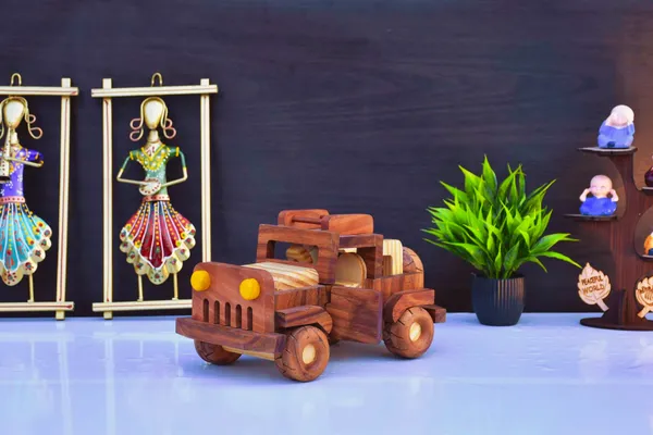 Wooden_Jeep_Toy_Showpiece