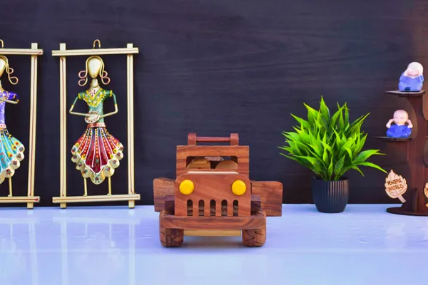 Wooden_Jeep_Toy_Showpiece