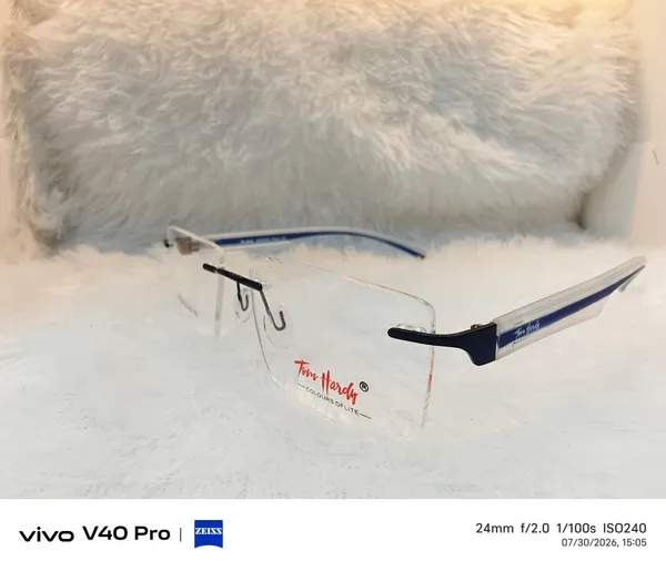Tom_Hardy_Blue_Rimless_Eyeglasses