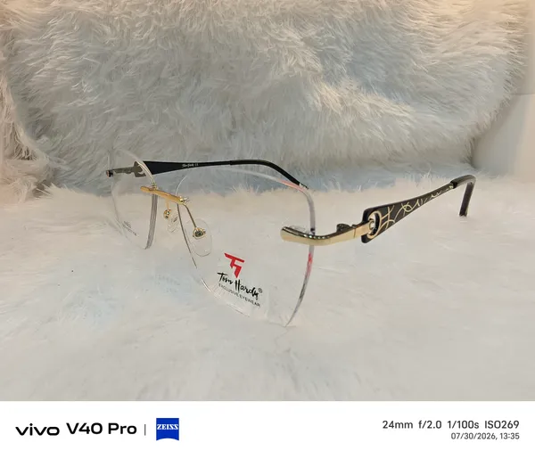 Rimless_Gold_And_Black_Eyeglasses