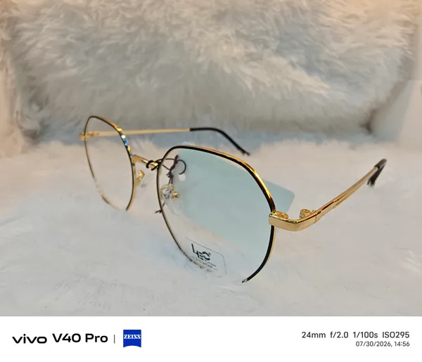 Gold_Metal_Eyeglasses_With_Clear_Lenses