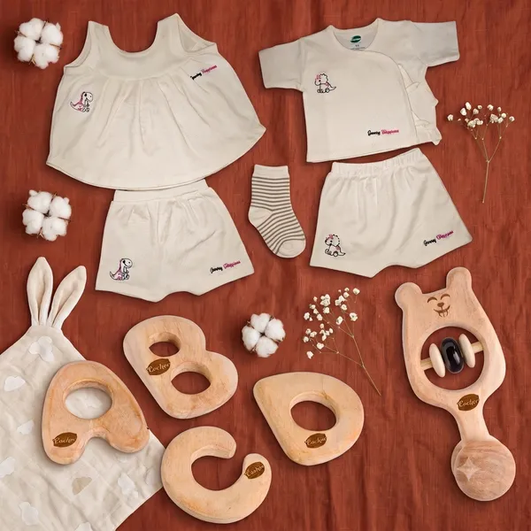 Newborn_Gift_Set_For_Girls_-_100%_Certified_Organic_Cotton_and_Premium_Neem_Wood
