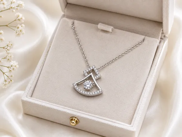 Mak_Luxe_Solitaire_Pendant_With_Chain