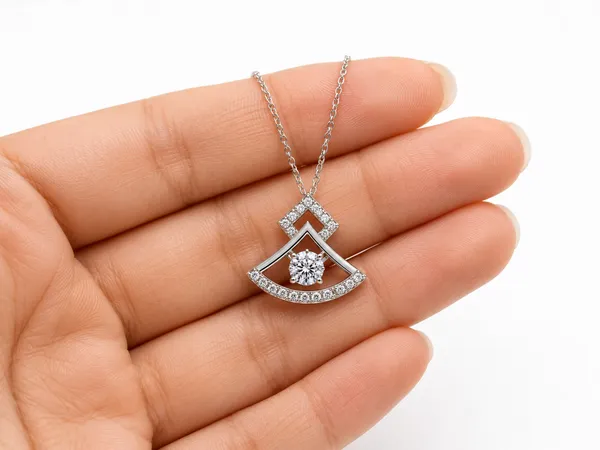 Mak_Luxe_Solitaire_Pendant_With_Chain