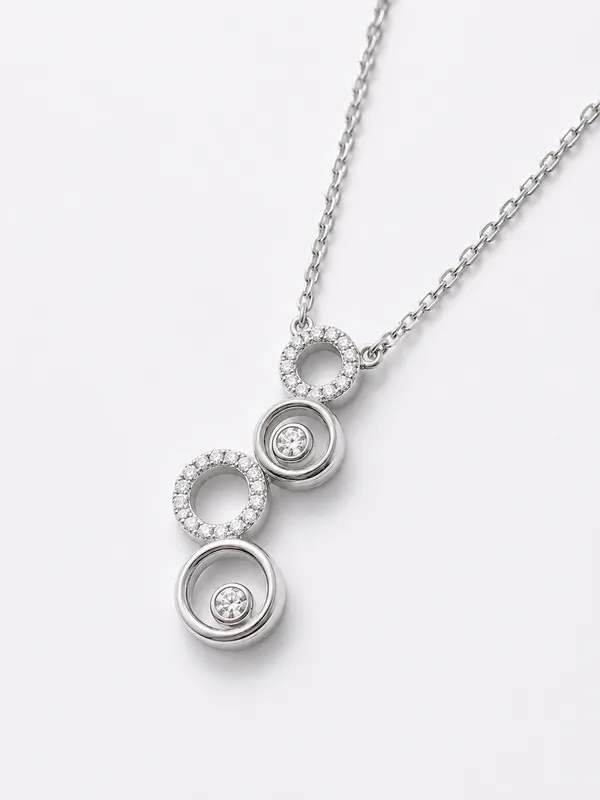 Mak_Luxe_Interlocking_Circle_Pendant_With_Chain