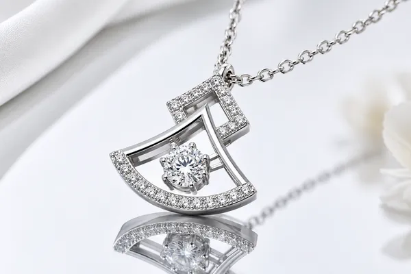 Mak_Luxe_Solitaire_Pendant_With_Chain