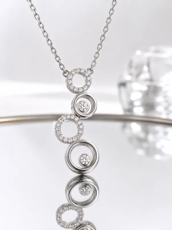 Mak_Luxe_Interlocking_Circle_Pendant_With_Chain