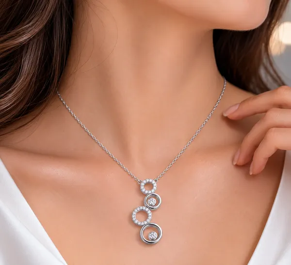 Mak_Luxe_Interlocking_Circle_Pendant_With_Chain