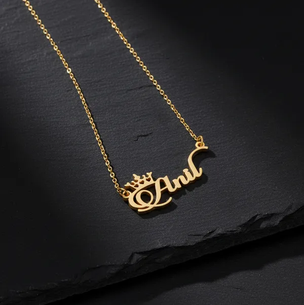 Customized_Pendant_With_Name_And_Crown