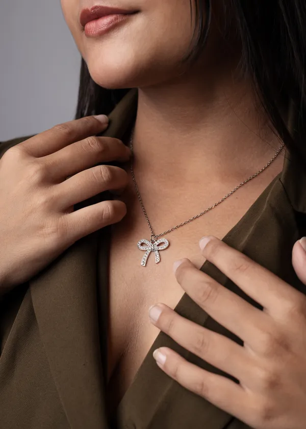 Silver_Grace_Bow_Pendant_Necklace