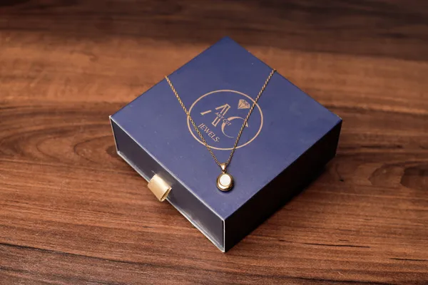 Aurelia_Oval_Pendant_Necklace