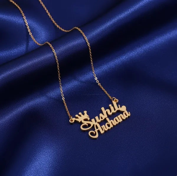 Regal_Pendant_Necklace_With_Royal_Crown