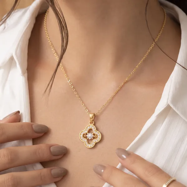 Four_Leaf_Clover_Crystal_Pendant_Necklace_For_Women