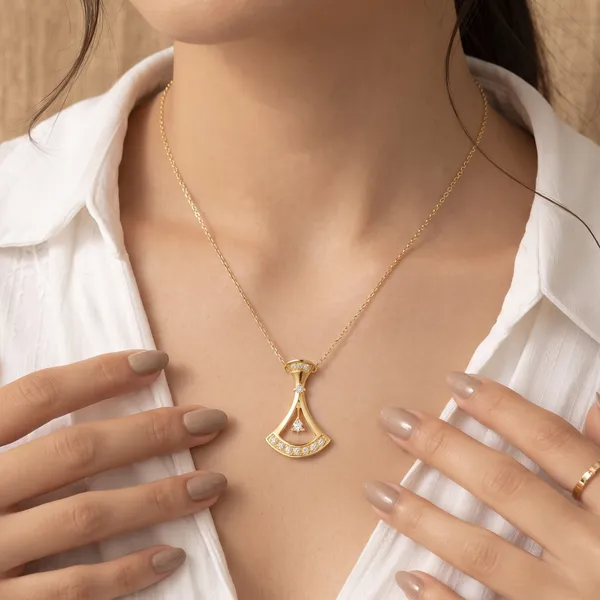 Elegant_Fan_Crystal_Pendant_Necklace_For_Women