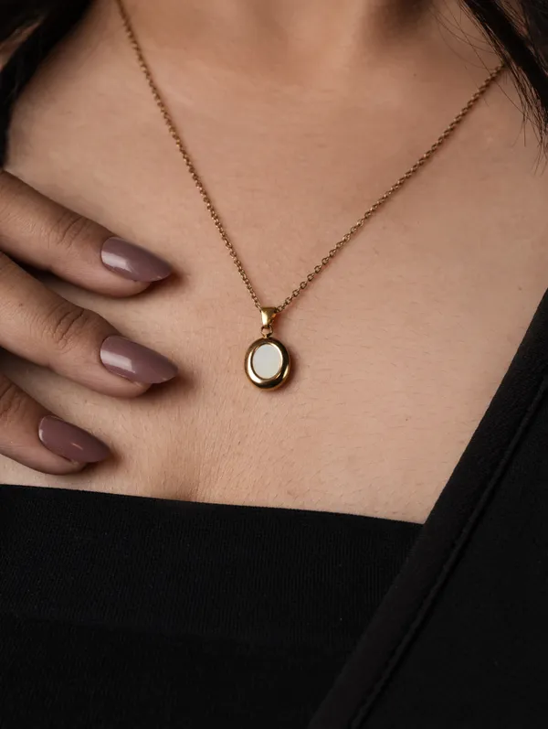 Aurelia_Oval_Pendant_Necklace