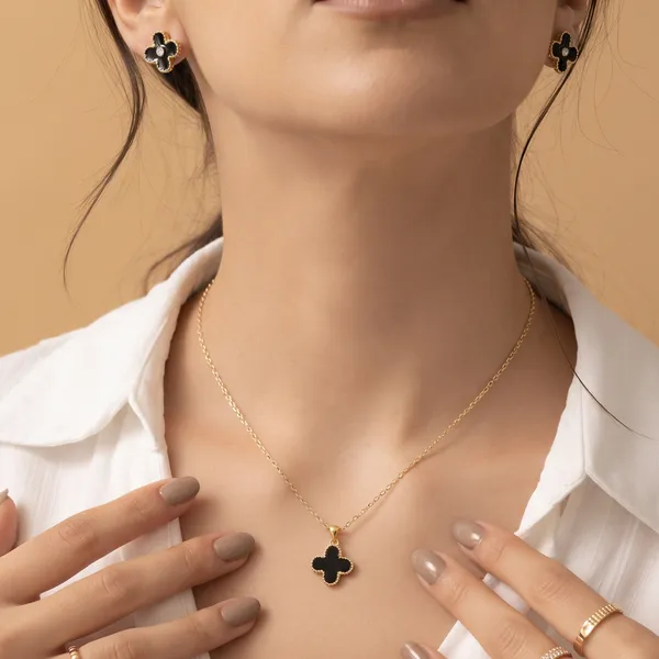 Black_Clover_Pendant_Necklace_And_Stud_Earrings_Set_For_Women