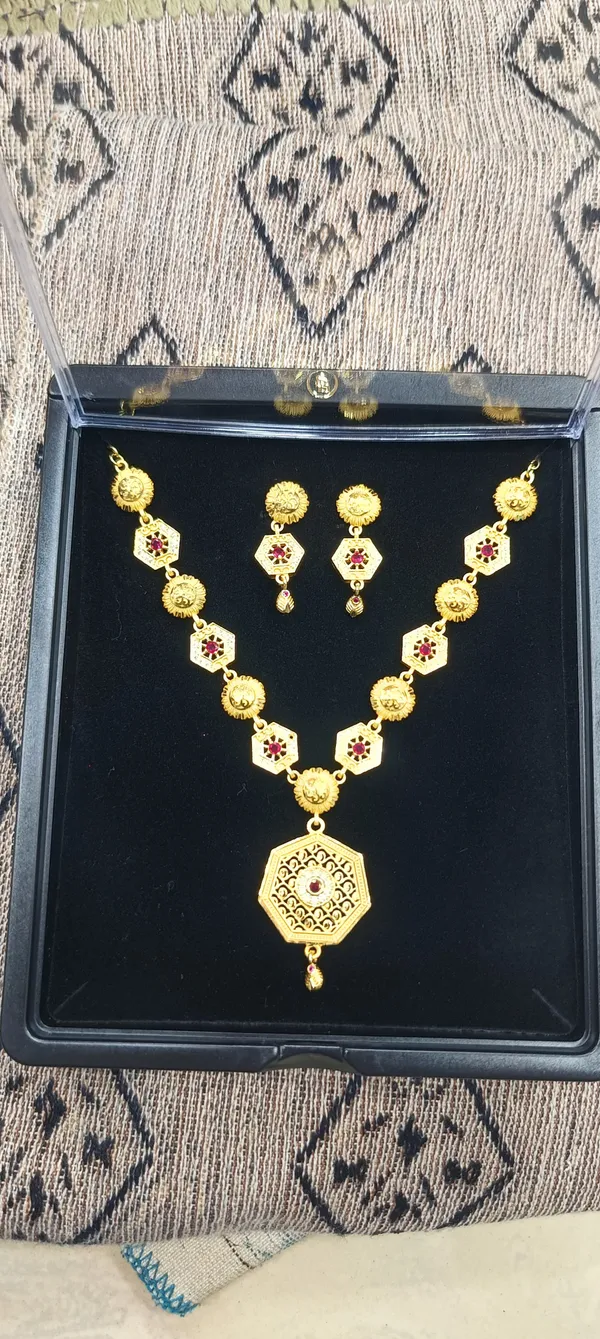 Gold_Tone_Alloy_Traditional_Necklace_And_Earrings_Set_For_Women