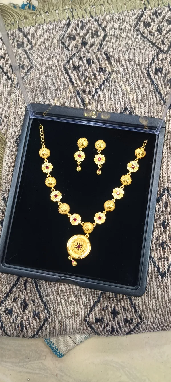 Gold_Tone_Alloy_Floral_Pendant_Chain_For_Women