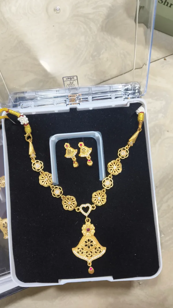 Gold_Tone_Alloy_Necklace_And_Earrings_Set_For_Women