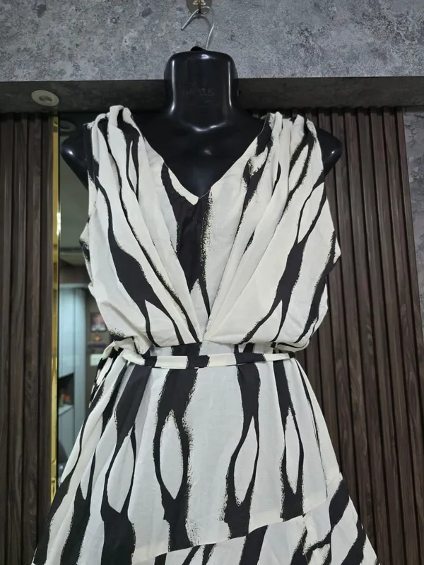Black_And_White_Abstract_Printed_Maxi_Dress_for_Women