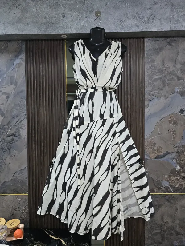 Black_And_White_Abstract_Printed_Maxi_Dress_for_Women