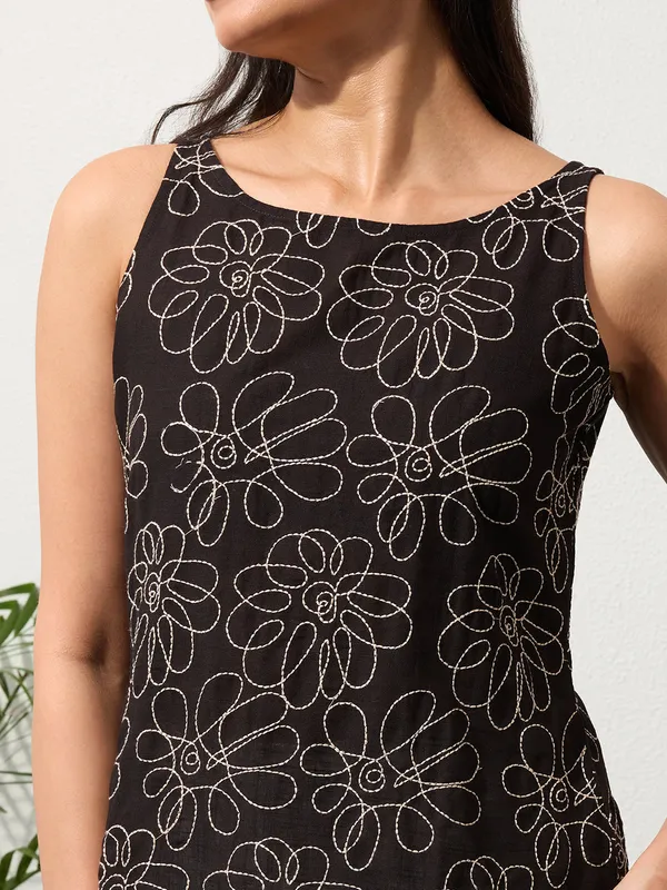 Black_Daisy_Doodle_Embroidered_Top
