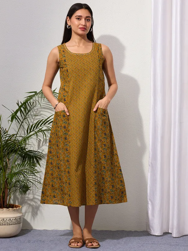 Mustard_Paisley_&_Buti_Print_Cotton_Sleeveless_Dress_with_Front_Pockets
