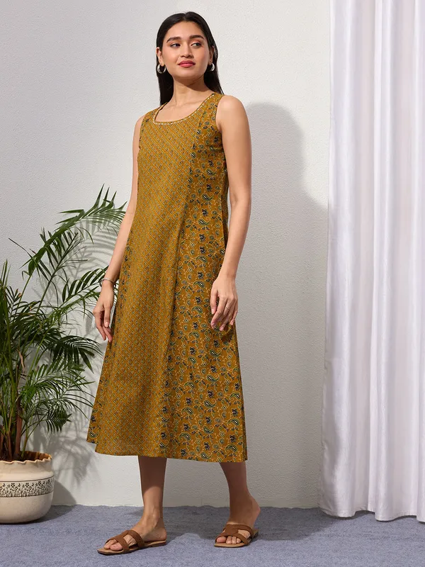 Mustard_Paisley_&_Buti_Print_Cotton_Sleeveless_Dress_with_Front_Pockets