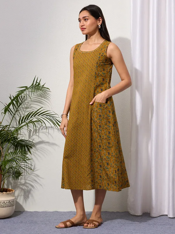Mustard_Paisley_&_Buti_Print_Cotton_Sleeveless_Dress_with_Front_Pockets