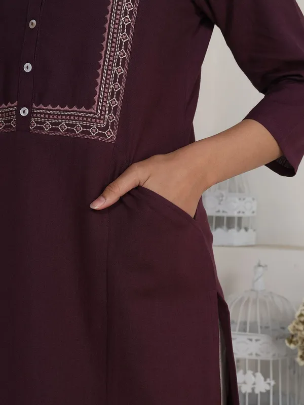 Deep_Purple_Embroidered_Straight_Fit_Kurta