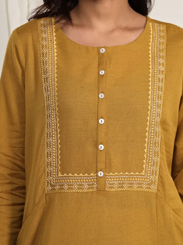 Caramel_Mustard_Embroidered_Straight_Fit_Kurta