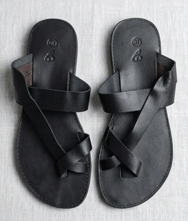 Black_Strappy_Flat_Sandals_for_Woman