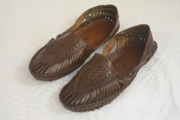 Brown_Textured_Traditional_Mojari_Shoes_for_Woman