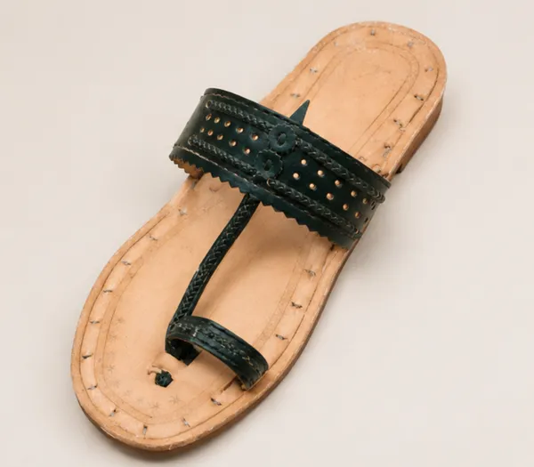 Black_Textured_Ethnic_Sandals_for_Woman