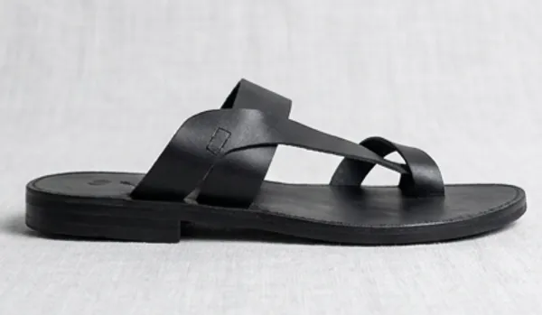 Black_Strappy_Flat_Sandals_for_Woman