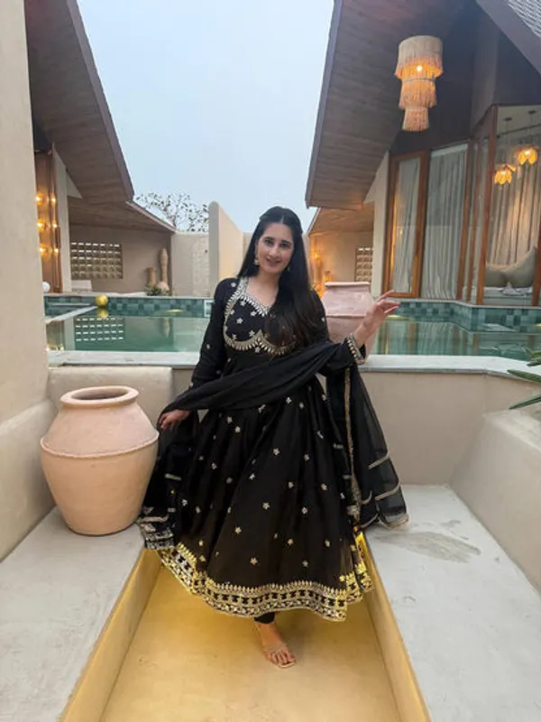 Heavy_Vichitra_Silk_Designer_Anarkali_Suit_With_Embroidery_Organza_Dupatta