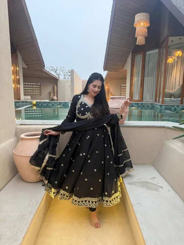 Heavy_Vichitra_Silk_Designer_Anarkali_Suit_With_Embroidery_Organza_Dupatta