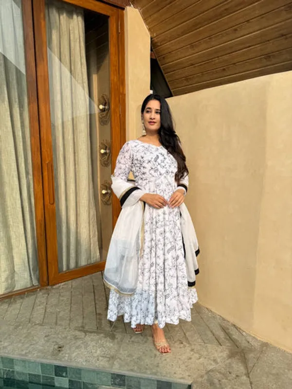 Elegant_Vichitra_Silk_Embroidered_Anarkali_Suit_Set_With_Organza_Dupatta