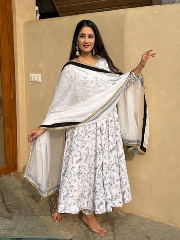 Elegant_Vichitra_Silk_Embroidered_Anarkali_Suit_Set_With_Organza_Dupatta