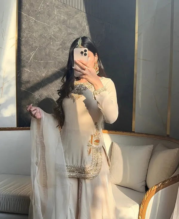 Amrapali_Trend_Luxury_Cream_Hand_Embroidered_Kurta_Set_For_Weddings_Festive_Occasions