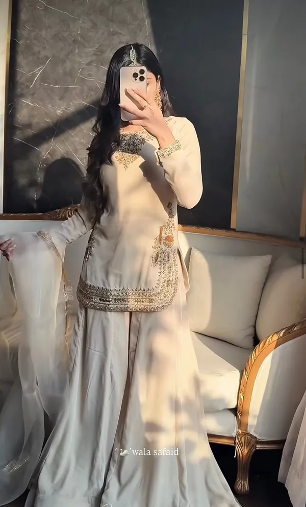 Amrapali_Trend_Luxury_Cream_Hand_Embroidered_Kurta_Set_For_Weddings_Festive_Occasions