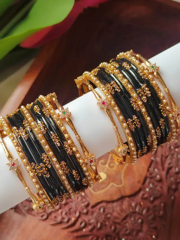 Black_Embellished_Glass_with_Border_AD_bangles_-2_hands