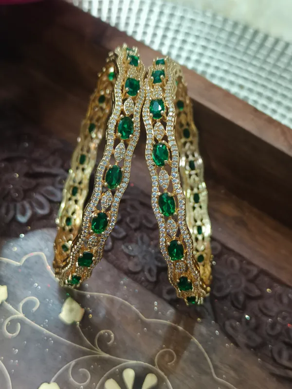 Emerald_Majesty_Wave_Bangles(pack_of_2)